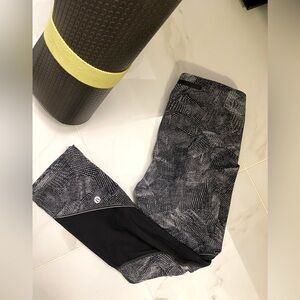 Lululemon running tights size 6. Mesh panels and size pockets